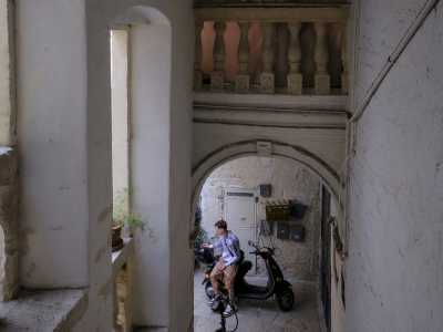 ...e da un fine elemento decorativo a mezzaluna